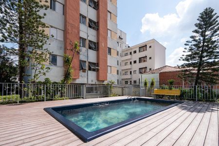 Apartamento à venda com 106m², 2 quartos e 2 vagas Apartamento à venda com 106m², 2 quartos e 2 vagasPiscina em um complexo de apartamentos com vista para a cidade.