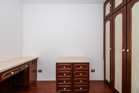 Apartamento à venda com 106m², 2 quartos e 2 vagas Apartamento à venda com 106m², 2 quartos e 2 vagasCabinets and a desk in a room with white walls and dark wood floors.