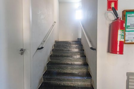 Apartamento à venda com 68m², 2 quartos e 1 vaga Apartamento à venda com 68m², 2 quartos e 1 vagaEscada do prédio