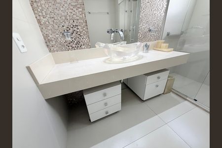 Apartamento à venda com 180m², 4 quartos e 3 vagasBanheiro da Suíte 1
