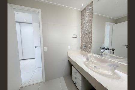 Apartamento à venda com 180m², 4 quartos e 3 vagasBanheiro da Suíte 1
