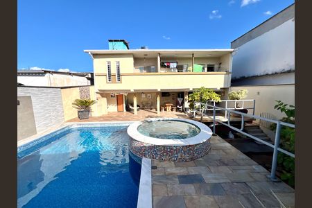 Casa à venda com 320m², 3 quartos e 3 vagas Casa à venda com 320m², 3 quartos e 3 vagasPiscina
