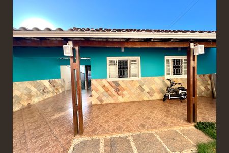Casa à venda com 320m², 3 quartos e 3 vagas Casa à venda com 320m², 3 quartos e 3 vagasFachada