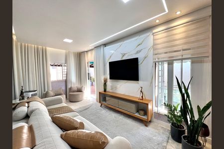 Casa à venda com 320m², 3 quartos e 3 vagas Casa à venda com 320m², 3 quartos e 3 vagasSala de TV