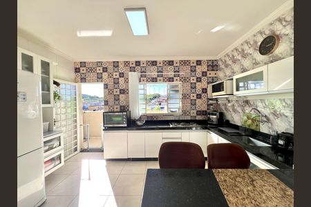 Casa à venda com 320m², 3 quartos e 3 vagas Casa à venda com 320m², 3 quartos e 3 vagasCozinha