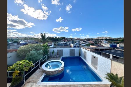 Casa à venda com 320m², 3 quartos e 3 vagas Casa à venda com 320m², 3 quartos e 3 vagasVista da Sacada