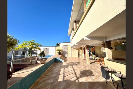 Casa à venda com 320m², 3 quartos e 3 vagas Casa à venda com 320m², 3 quartos e 3 vagasEspaço Gourmet