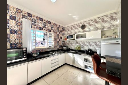 Casa à venda com 320m², 3 quartos e 3 vagas Casa à venda com 320m², 3 quartos e 3 vagasCozinha