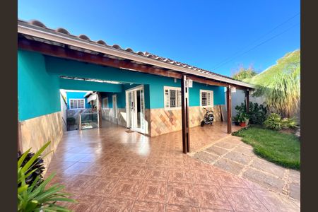 Casa à venda com 320m², 3 quartos e 3 vagas Casa à venda com 320m², 3 quartos e 3 vagasFachada