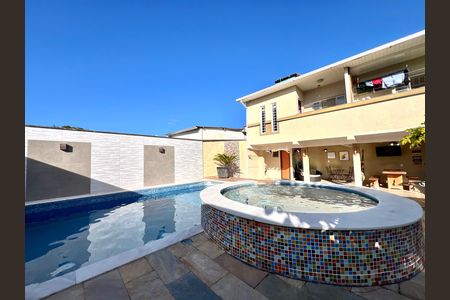 Casa à venda com 320m², 3 quartos e 3 vagas Casa à venda com 320m², 3 quartos e 3 vagasPiscina