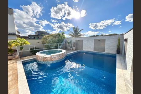 Casa à venda com 320m², 3 quartos e 3 vagas Casa à venda com 320m², 3 quartos e 3 vagasPiscina