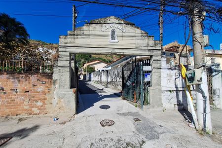 Casa para alugar com 200m², 4 quartos e 4 vagasFachada