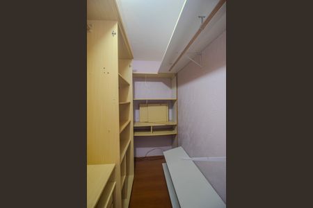 Casa de condomínio à venda com 177m², 4 quartos e 1 vagaCloset