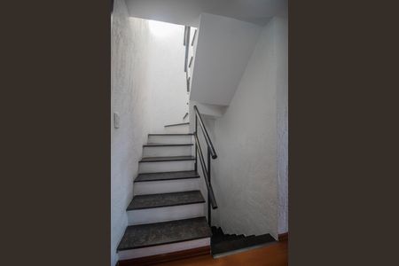 Casa de condomínio à venda com 177m², 4 quartos e 1 vagaEscada