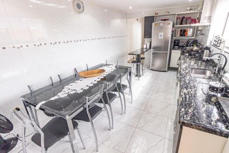 Casa à venda com 280m², 4 quartos e 5 vagas Casa à venda com 280m², 4 quartos e 5 vagasCozinha