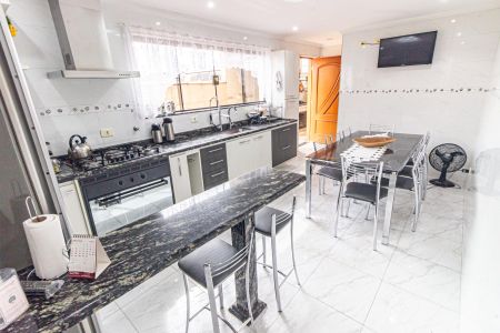 Cozinha de casa à venda com 4 quartos, 280m² em Vila Bertioga, São Paulo