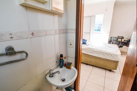 Casa à venda com 90m², 2 quartos e 2 vagas Casa à venda com 90m², 2 quartos e 2 vagasBanheiro da Suíte 1
