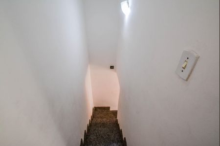 Casa à venda com 90m², 2 quartos e 2 vagas Casa à venda com 90m², 2 quartos e 2 vagasEscada