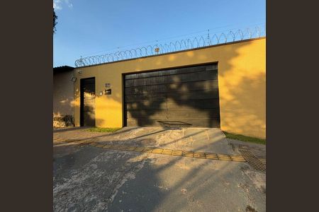Casa para alugar com 400m², 4 quartos e 4 vagasFachada