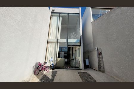 Casa para alugar com 155m², 2 quartos e 2 vagas Casa para alugar com 155m², 2 quartos e 2 vagasGaragem e Fachada