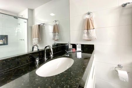 Apartamento à venda com 167m², 4 quartos e 3 vagas Apartamento à venda com 167m², 4 quartos e 3 vagasBanheiro da Suíte 1
