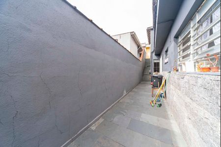 Casa à venda com 155m², 4 quartos e 2 vagas Casa à venda com 155m², 4 quartos e 2 vagasCorredor externo