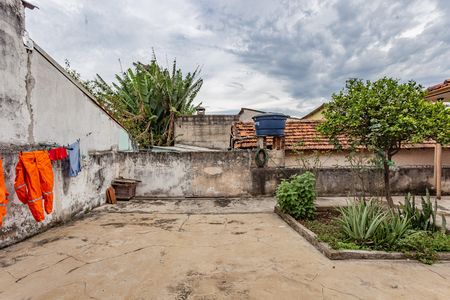 Casa à venda com 220m², 2 quartos e 5 vagas Casa à venda com 220m², 2 quartos e 5 vagasQuintal