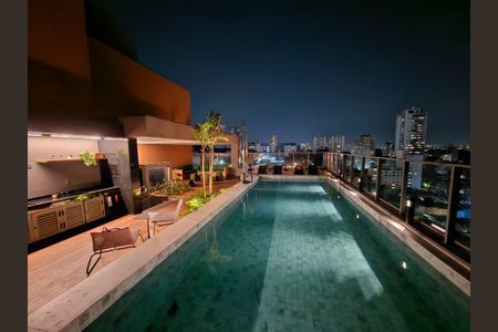 Studio para alugar com 28m², 1 quarto e sem vaga Studio para alugar com 28m², 1 quarto e sem vagaÁrea comum - Piscina a Noite