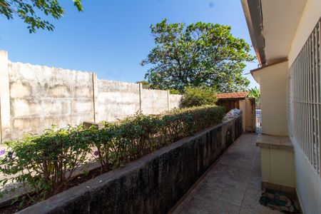 Casa à venda com 150m², 3 quartos e 1 vaga Casa à venda com 150m², 3 quartos e 1 vagaÁREA EXTERNA LATERAL