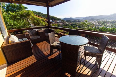 Casa de condomínio para alugar com 260m², 4 quartos e 2 vagas