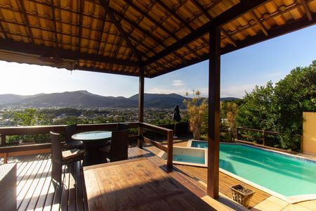 Casa de condomínio para alugar com 260m², 4 quartos e 2 vagas
