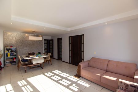 Casa de condomínio para alugar com 260m², 4 quartos e 2 vagas