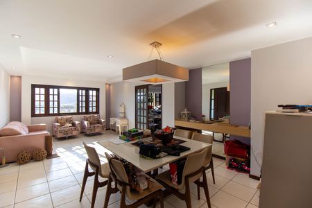 Casa de condomínio para alugar com 260m², 4 quartos e 2 vagas