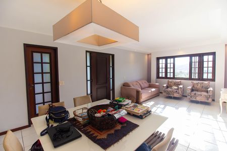 Casa de condomínio para alugar com 260m², 4 quartos e 2 vagas
