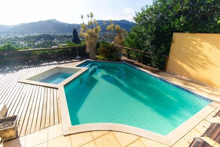 Casa de condomínio para alugar com 260m², 4 quartos e 2 vagas