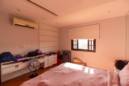 Casa de condomínio para alugar com 260m², 4 quartos e 2 vagas