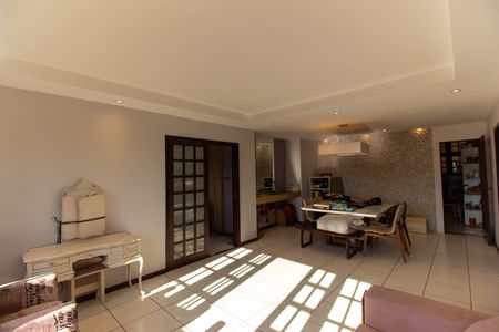 Casa de condomínio para alugar com 260m², 4 quartos e 2 vagas