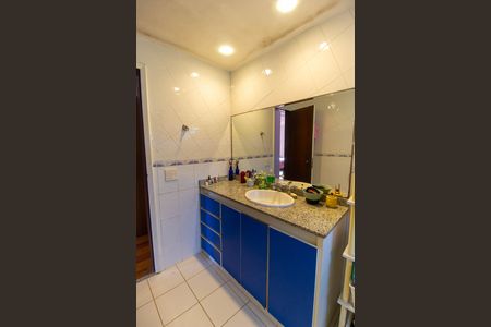 Casa de condomínio para alugar com 260m², 4 quartos e 2 vagas