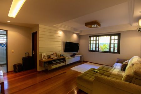 Casa de condomínio para alugar com 260m², 4 quartos e 2 vagas