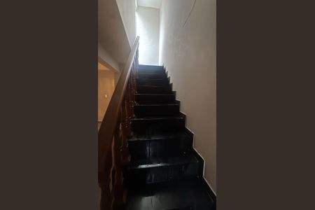 Casa para alugar com 140m², 2 quartos e 2 vagasEscada
