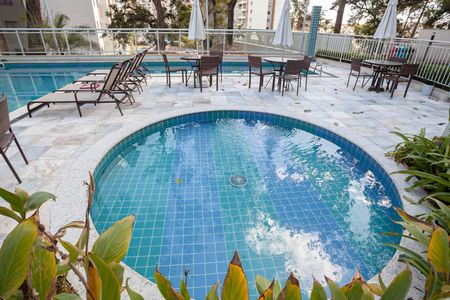 Apartamento para alugar com 70m², 2 quartos e 1 vagaÁrea comum - Piscina