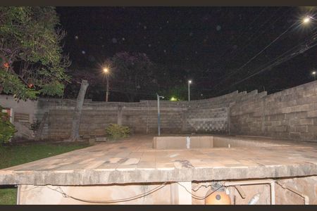 Casa à venda com 250m², 2 quartos e 2 vagas Casa à venda com 250m², 2 quartos e 2 vagasPiscina