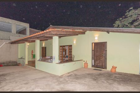Casa à venda com 250m², 2 quartos e 2 vagas Casa à venda com 250m², 2 quartos e 2 vagasVaranda