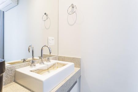 Banheiro de kitnet/studio para alugar com 1 quarto, 29m² em Vila Nova Conceição, São Paulo
