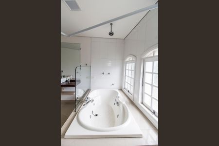 Casa de condomínio para alugar com 450m², 2 quartos e 5 vagasBanheiro da Suíte