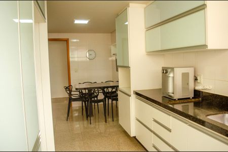 Apartamento para alugar com 146m², 4 quartos e 2 vagas