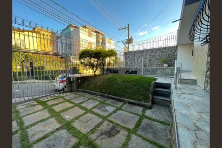 Casa à venda com 133m², 3 quartos e 2 vagas Casa à venda com 133m², 3 quartos e 2 vagasÁrea externa