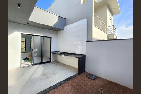 Casa de condomínio à venda com 145m², 3 quartos e 4 vagasQuintal