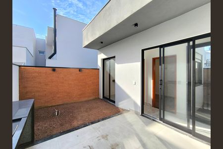 Casa de condomínio à venda com 145m², 3 quartos e 4 vagasQuintal