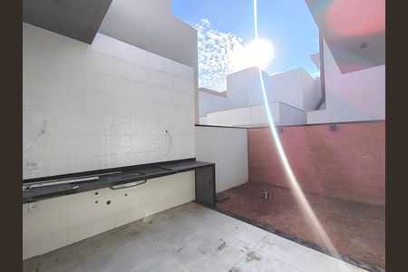 Casa de condomínio à venda com 145m², 3 quartos e 4 vagasQuintal